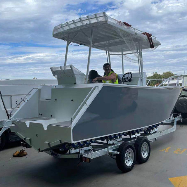 barco de recreo en alta mar