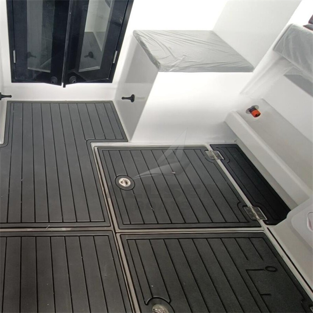 Catamar&aacute;n a motor de 8,8 m