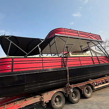 Barco pont&oacute;n de lujo en el agua